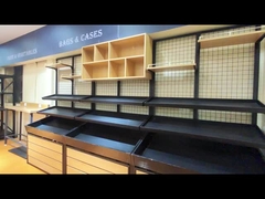 Scaffale di legno di metallo Disponibile sullo scaffale di un negozio Disponibile sullo scaffale posteriore