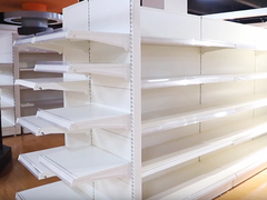 Come si chiamano gli scaffali dei supermercati?