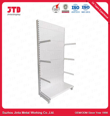 Le macchine utensili bianche visualizzano lo scaffale S50 che accantona la scaffalatura commerciale resistente